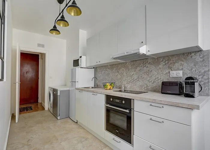 Champ De Mars & Eiffel Tower -1br - Vacation Apartment