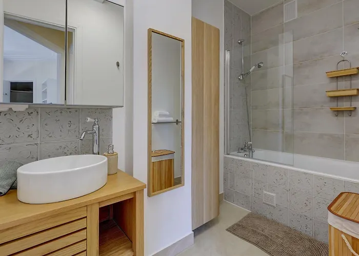 Champ De Mars & Eiffel Tower -1br - Vacation Apartment