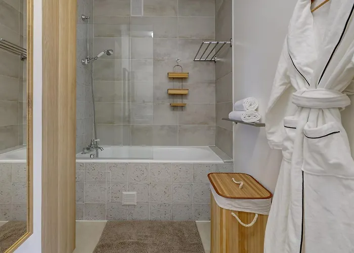 Champ De Mars & Eiffel Tower -1br - Vacation Apartment